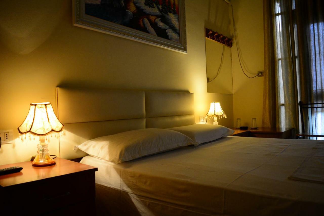 Hotel Republika ティラナ エクステリア 写真